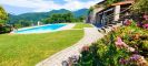 Blick auf den Pool und die großzügige Liegewiese - Appartement Emanuela - Gardasee