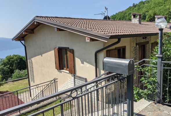 Schönes Ferienhaus Charlotta mit Pool, Garten, Seesicht